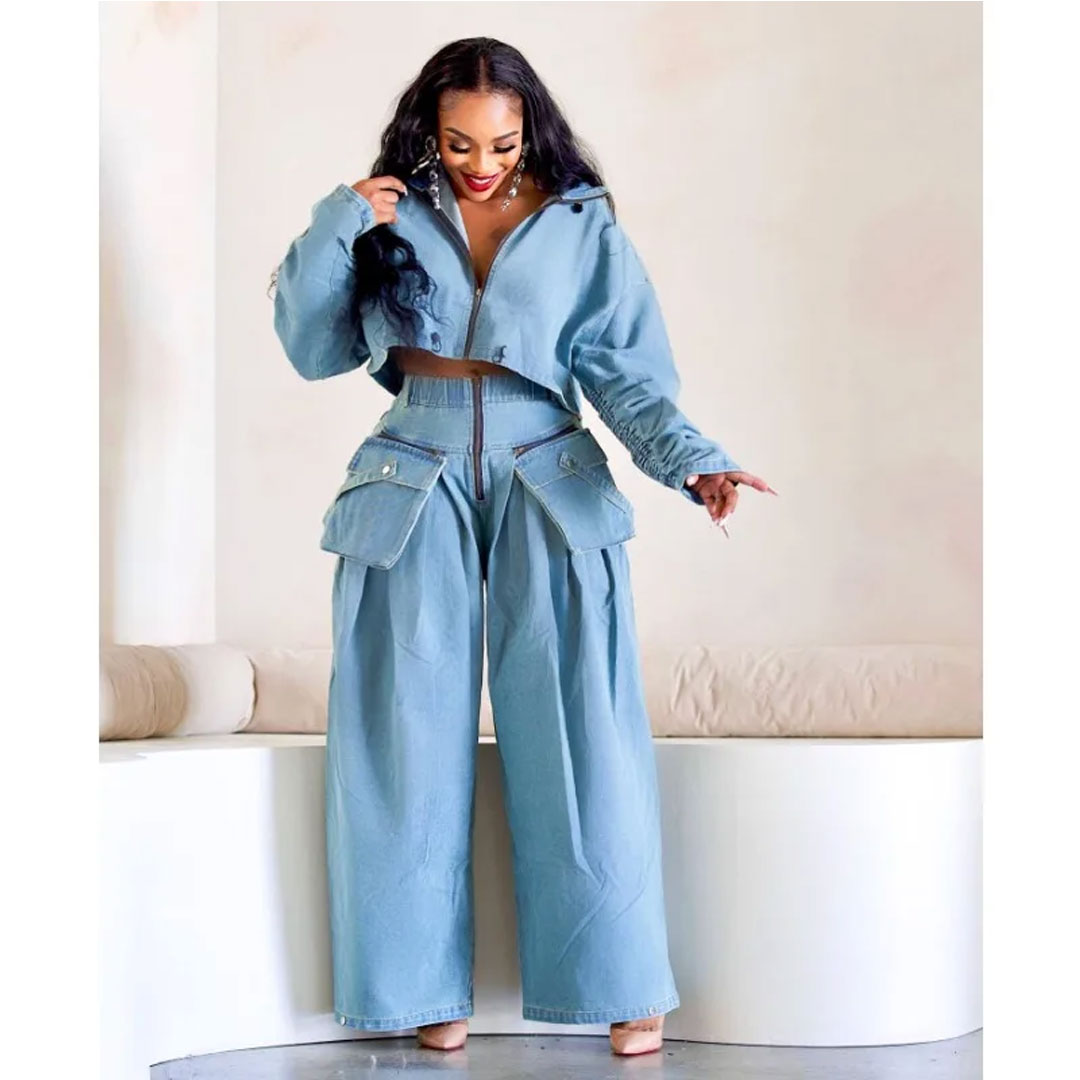 Women’s jacket with multiple pockets, zippered jeans, loose high-waisted jeans. The set includes: zippered jeans, women’s jacket