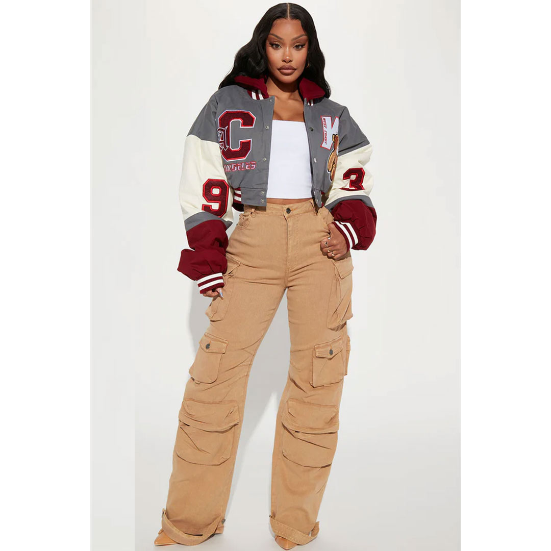 High-quality women’s casual slim-fit multi-pocket overalls with letter embroidery baseball jacket, the set includes: multi-pocket overalls, baseball jacket, vest