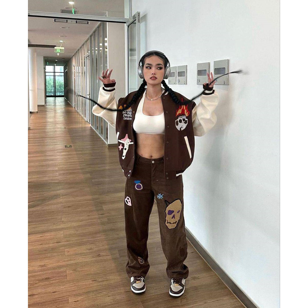 High-quality fashionable women’s slim-fitting special printed casual pants, letter printed baseball jacket and jacket. The set includes: printed casual pants, letter printed baseball jacket and vest