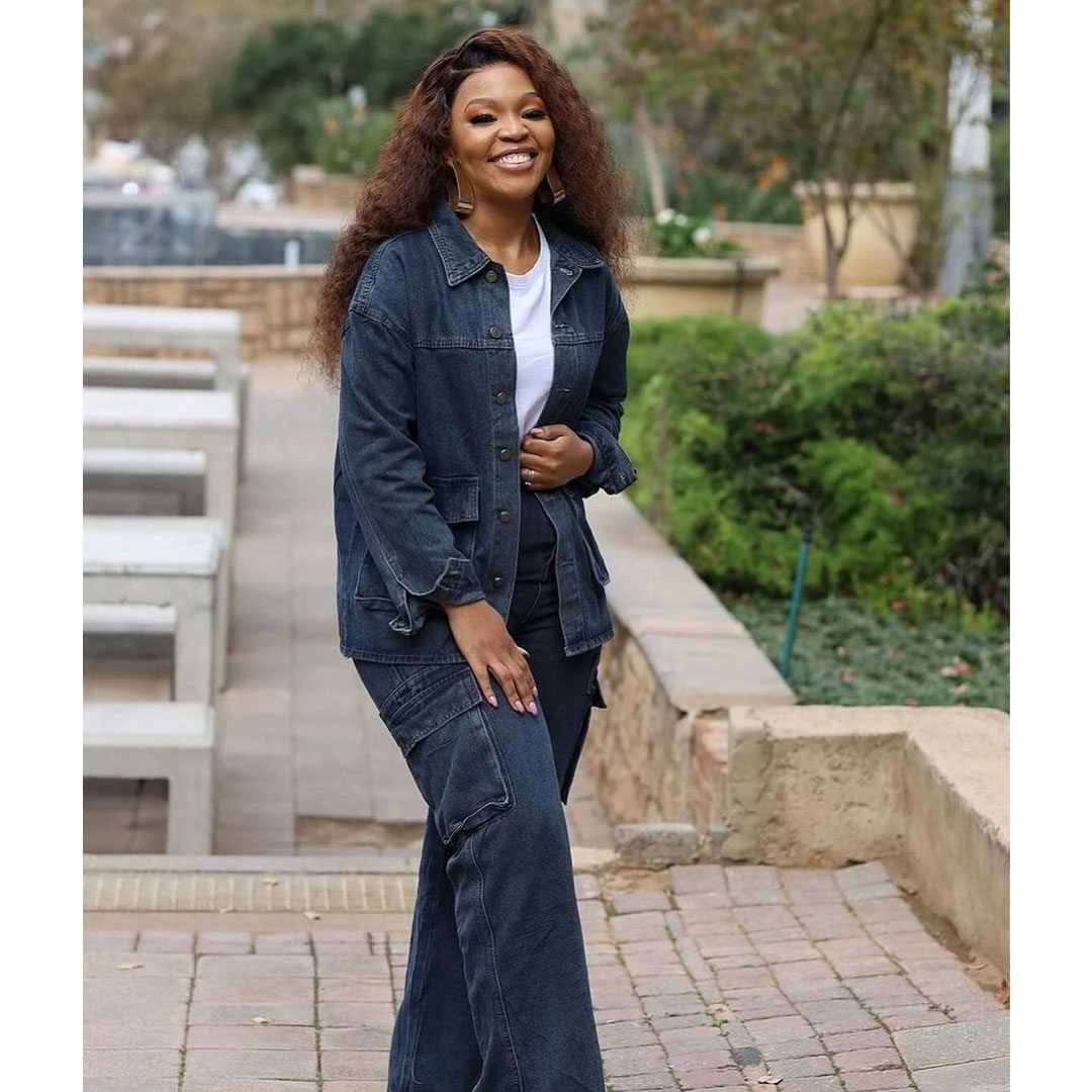 Casual and fashionable women’s denim two-piece suit, large-size patchwork shirt and summer short-sleeved loose jeans, the suit includes: large-size patchwork shirt, short-sleeved loose jeans, vest