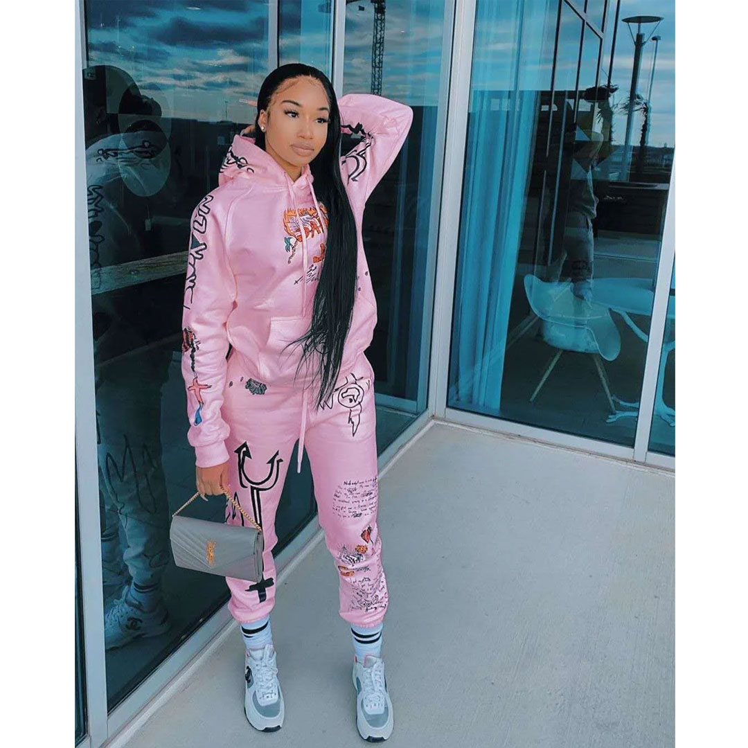 New and hot-selling two-piece women’s hooded sweatshirt with cartoon print and large pockets. Set includes: printed sweatshirt and pants
