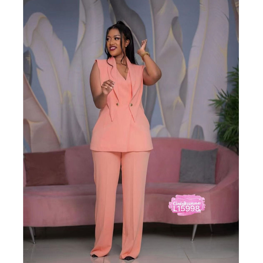 W25122This stylish and elegant two-piece summer set features a sleeveless V-neck blazer and wide-leg trousers. The set includes: a sleeveless blazer and trousers.